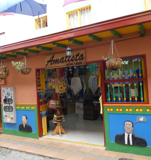 Een souvenirshop in een straat van Guatape