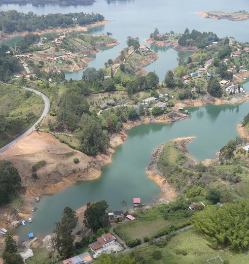 Het prachtige uitzicht op de meren van de El Peñol