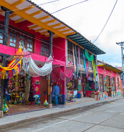 Colombia-Villa-de-Leyva-kleurige-huizen