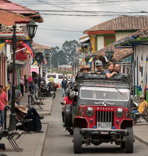 Met de ouderwetse Willy Jeep op pad naar de Cocora Vallei, Colombia