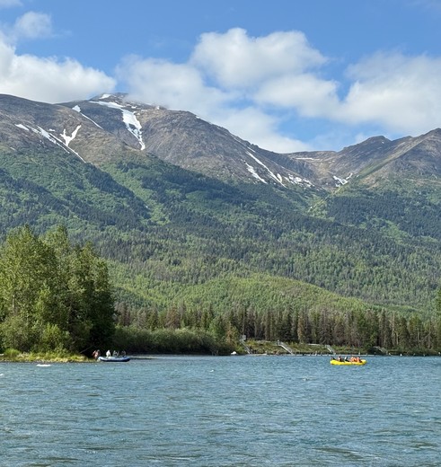 Kajakken op het Skilak meer bij Cooper Landing, Alaska, Amerika