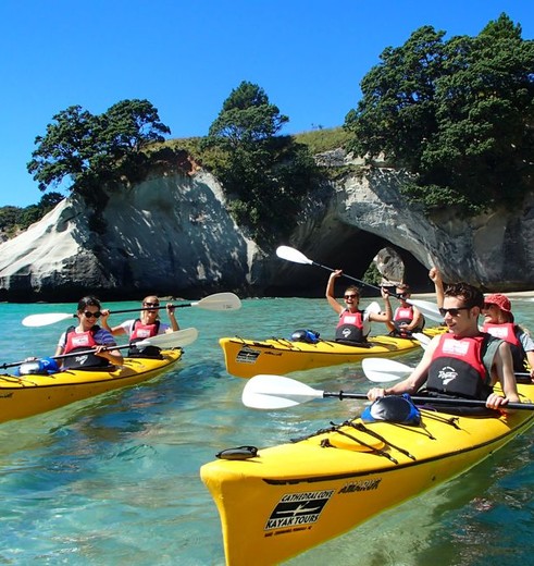 Kajakken voor de kust van Coromandel, Nieuw-Zeeland
