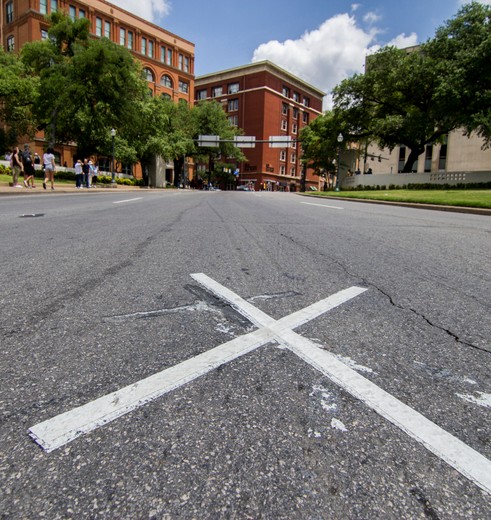 Kruizen op de weg markeren de plek waar JFK vermoord werd, Dallas, Texas, Amerika