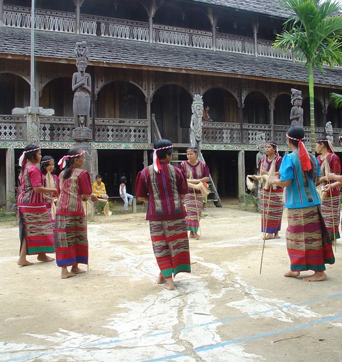 Dansvoorstelling-in-Dayakdorp