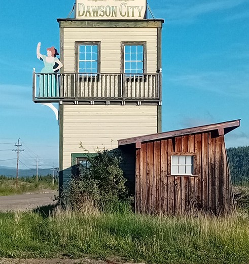 Bord aan de kant van de weg bij Dawson City, Yukon, Canada