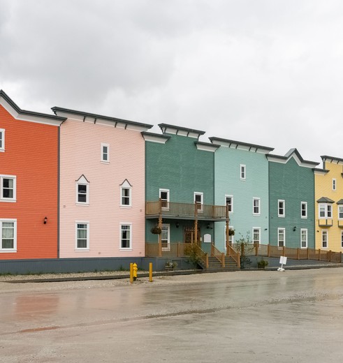 Kleurrijke gebouwen in het authentieke goudzoekersstadje Dawson City, Yukon, Canada Kleurrijke gebouwen in het authentieke goudzoekersstadje Dawson City, Yukon, Canada