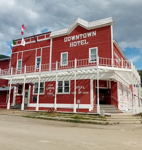 Historisch pand in het centrum van Dawson City, Yukon, Canada Historisch pand in het centrum van Dawson City, Yukon, Canada