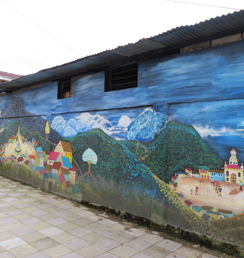 Kleurrijke streetart in het dorpscentrum van Mindo