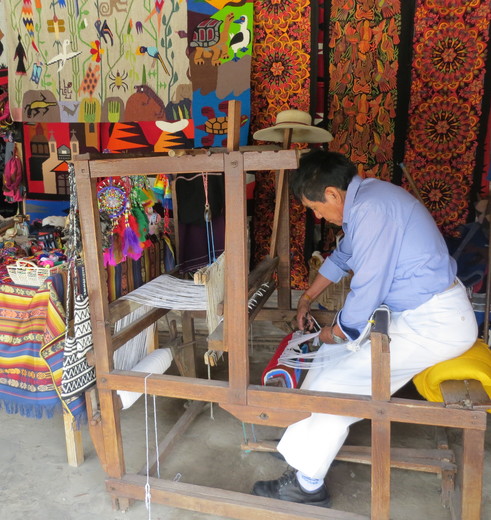 Locale man weeft kleden in Cayambe