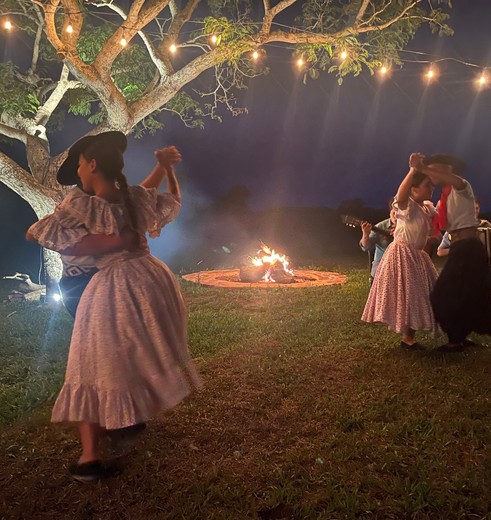 Dansende-locals-bij-Esteros-del-Ibera-Argentinie