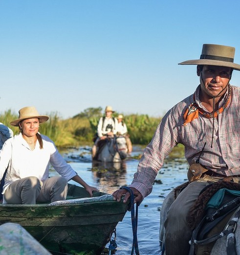 Kano-voortgetrokken-door-paarden-in-Esteros-de-Ibera-Argentinie