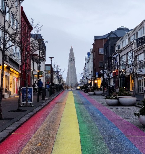 De regenboogstraat in Reykjavik