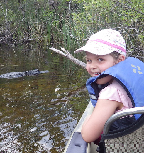 Kindje in de boot aan het kajakken in de Everglades