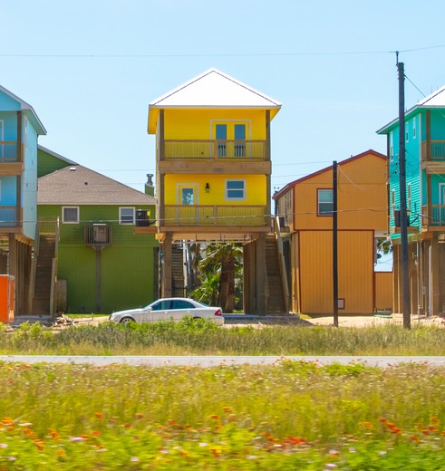 Vrolijk gekleurde huisjes aan de kust bij Galveston, Texas, Amerika Vrolijk gekleurde huisjes aan de kust bij Galveston, Texas, Amerika