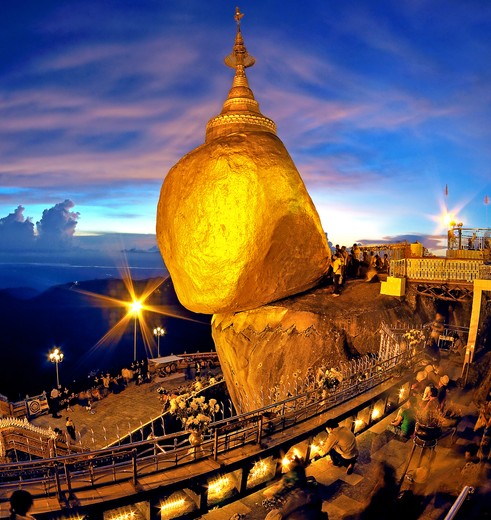 Glorie van de Gouden Rots in Myanmar