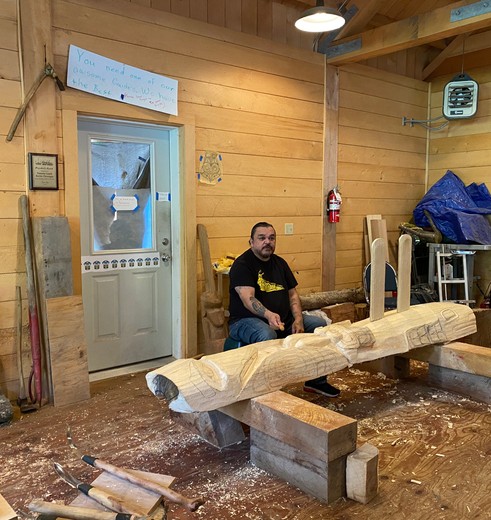 Bezoek aan een maker van totempalen, Alaska, HAL-Cruise