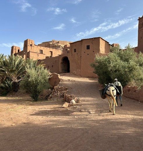 's Morgens vroeg wandelen naar de ksar in Ait Ben Haddou