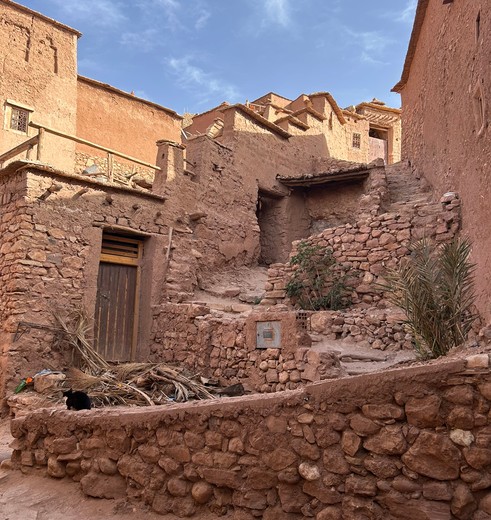 Vroeg in de ochtend binnen de muren van de ksar in Ait Ben Haddou