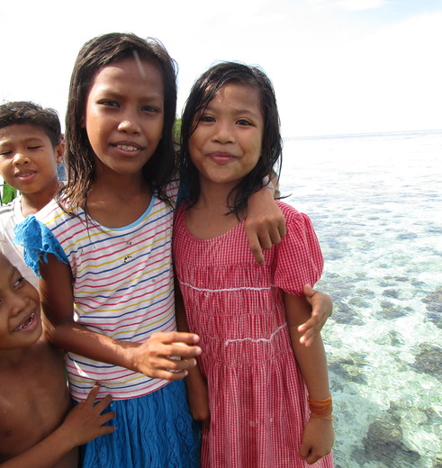 Lokale kinderen bij de Togian eilanden bij Sulawesi