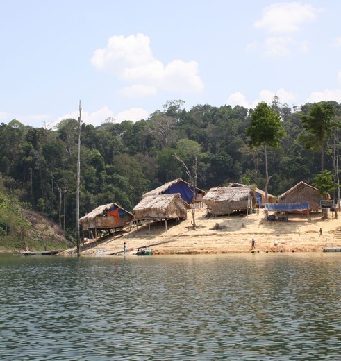 Varen langs de dorpen bij Belum Rainforest