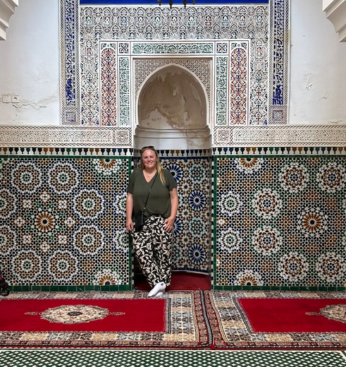 Collega Chantal bij het mausoleum van Moulay Ismail
