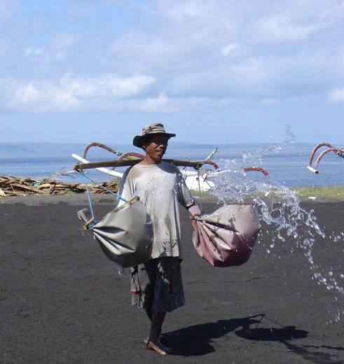 Indonesie-Bali-Lovina-waterdrager