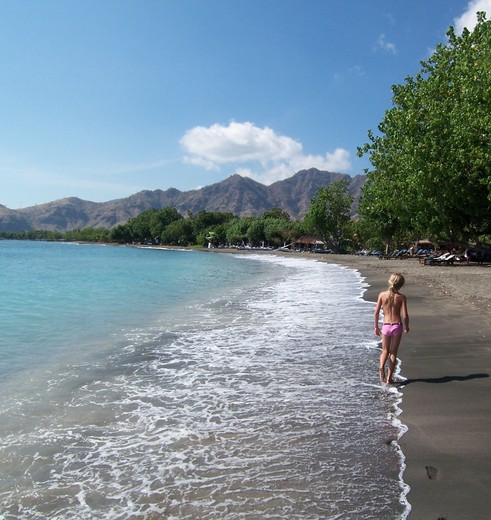 Wandelen over de stranden van Bali met kinderen