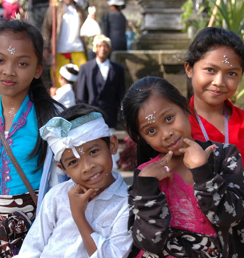 Een groepje kinderen wilde op de foto bij de Basakih-tempel nabij Sidemen