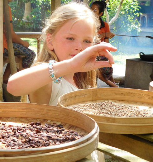 Meisje bij een plantage op Bali