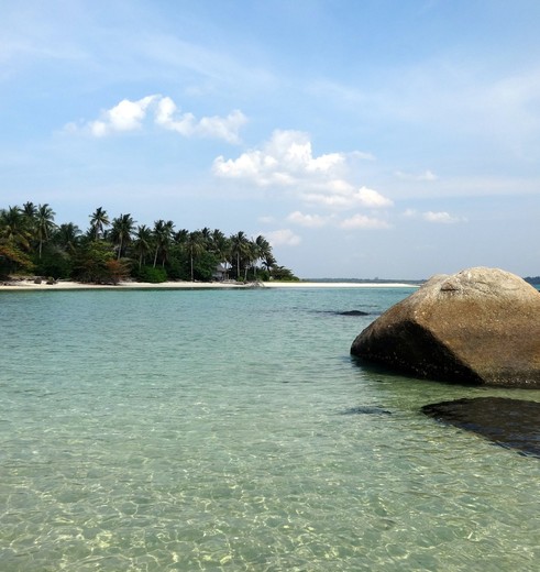 Rots voor de kust van Belitung