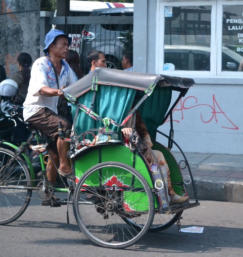 Per fietstaxi rondrijden door Bogor