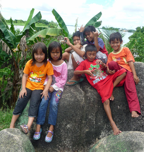 Kinderen in Pontianak op Kalimantan, Indonesie