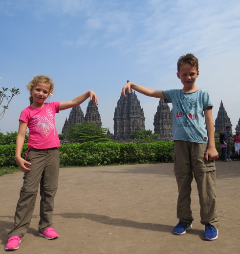 Indonesie-Kinderen-bijtempelprambanan_3