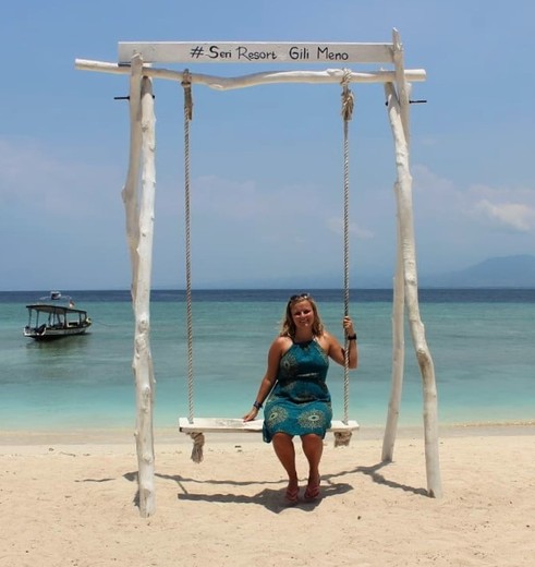 Indonesië Lombok Gili Meno, collega Lara op de schommel