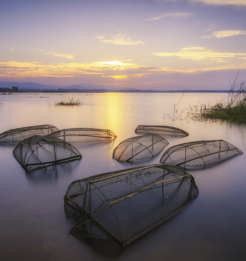 Zonsondergang en visnetten Alor, Indoneisë