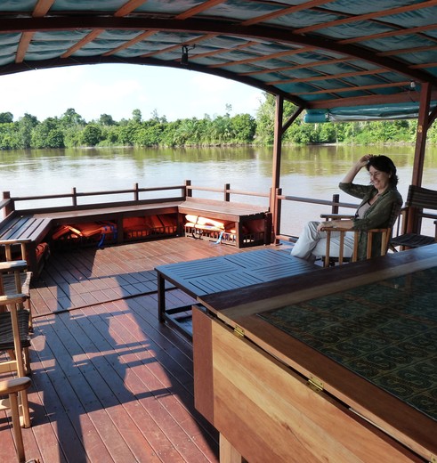 Palangkaraya cruise over de rivier, Kalimantan