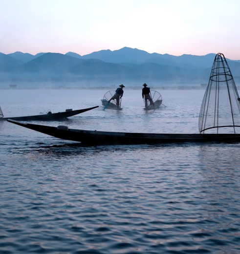 Beenroeiers op Inle Lake, het meer van Myanmar