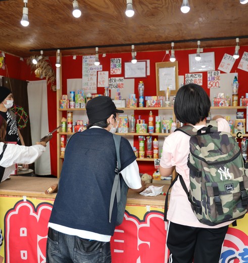 Neem ergens een drankje of een hapje onderweg in Osaka, Japan