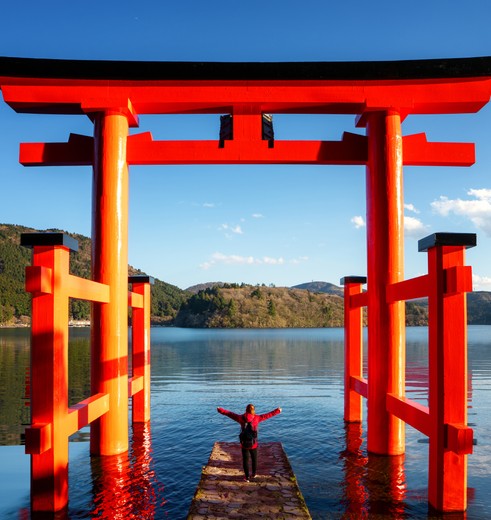 Prachtig rode torii-poort bij Lake Ashi