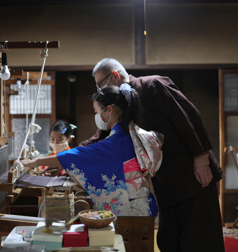 Zijde weven op traditionele wijze in Amanohashidate, Japan