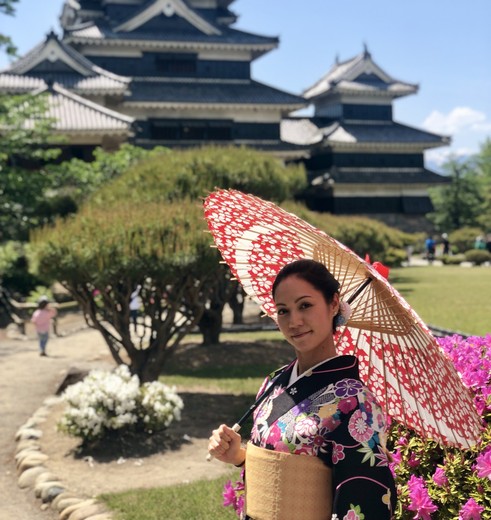 Dame aangekleed in kleurrijke kimono in Matsumoto, Japan