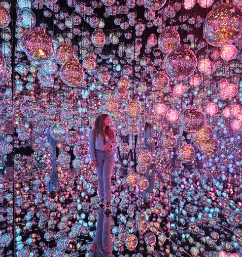 Onze collega Wendy in Tokyo in TeamLab Planet