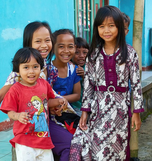 Lachende kinderen in de omgeving van Lembang, Java, Indonesië