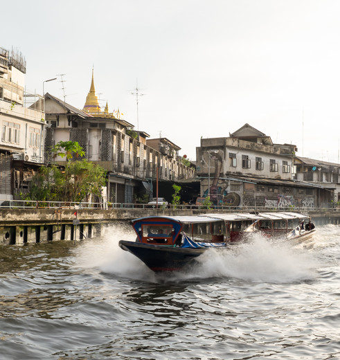 Per boot door de stad Bangkok, Thailand