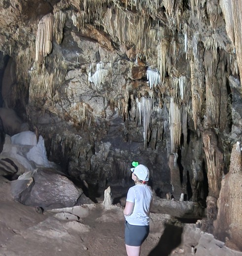 Bezoek een grot in het binnenland bij Khanom Beach, Zuid-Thailand