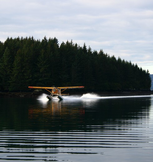 Landend watervliegtuig op Kodiak Island, Alaska, Amerika