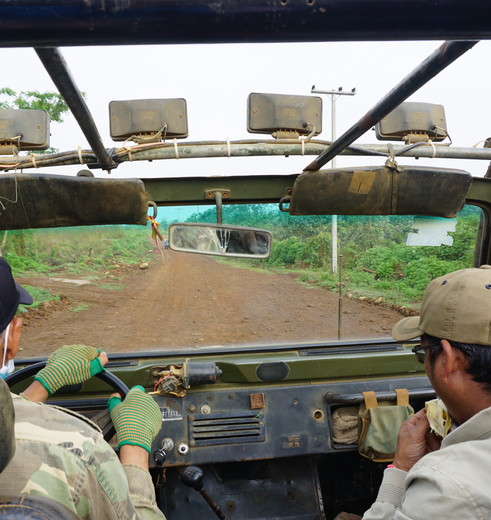 U hobbelt in een oude jeep die wordt bestuurd door een ervaren rijder
