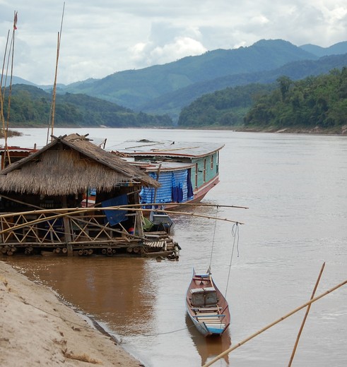 Laos-BoottochtnaarLuangPrabang-waterhuisje_1