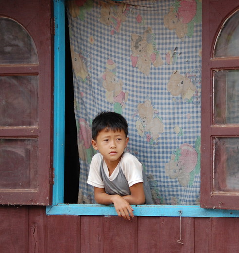 Laos-VangVieng-jongenuitraam