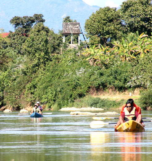 Tijdens uw kanotocht rondom Vang Vieng ziet u ontzettend veel groen en mooie uitzichten!